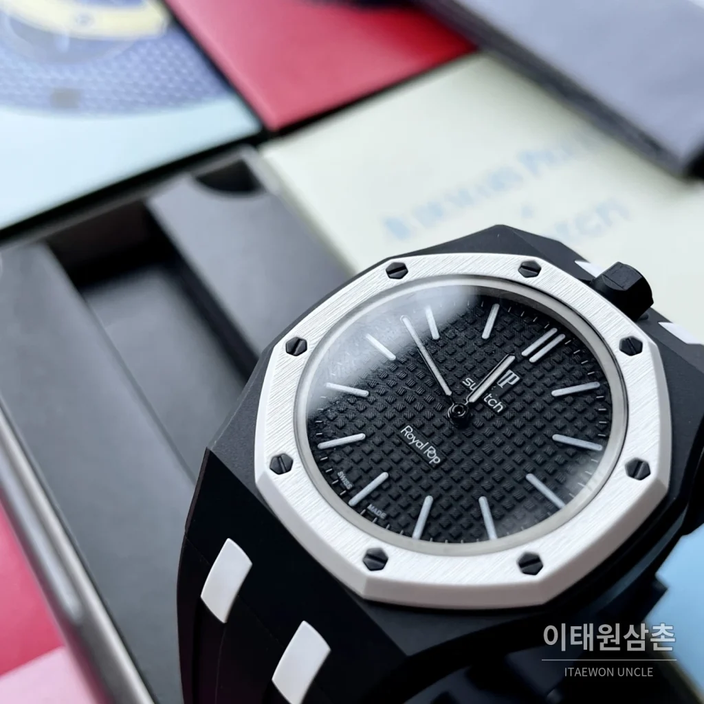 오데마피게 스와치 로열 팝 스타일 바이오세라믹 쿼츠 42mm 탄 블랙 다이얼 블랙 러버 스트랩