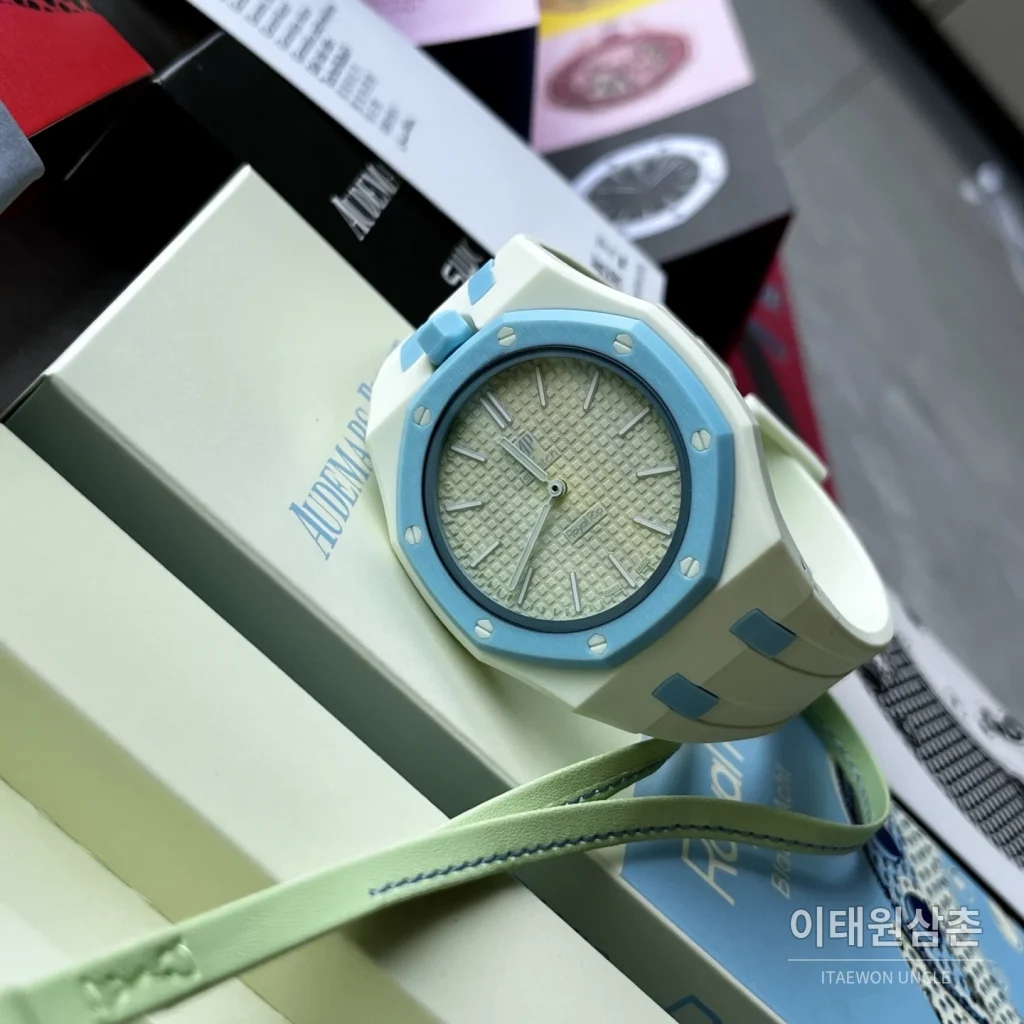 오데마피게 스와치 로열 팝 스타일 바이오세라믹 쿼츠 42mm 탄 그레이 다이얼 민트 러버 스트랩