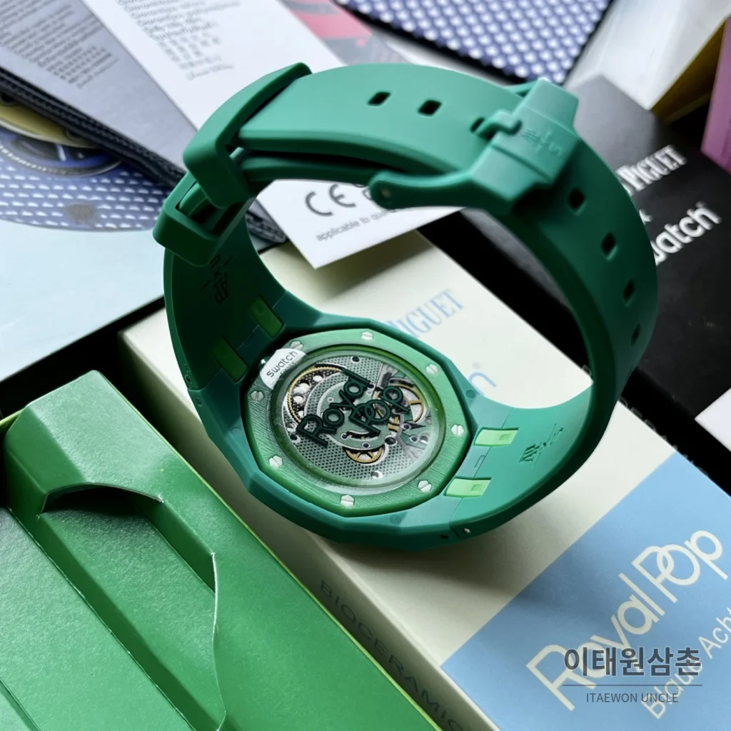 오데마피게 스와치 로열 팝 스타일 바이오세라믹 쿼츠 42mm 탄 그린 다이얼 그린 러버 스트랩