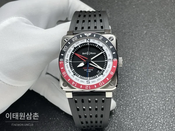 벨앤로스 BR-03 GMT 컴퍼스 스테인리스 GMT 오토매틱 42mm BR0393 블랙 다이얼 블랙 러버 스트랩 레드 베젤 벨앤로스 BR-03 GMT 컴퍼스 스테인리스 GMT 오토매틱 42mm BR0393 블랙 다이얼 블랙 러버 스트랩 레드 베젤