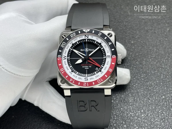 벨앤로스 BR-03 GMT 컴퍼스 스테인리스 GMT 오토매틱 42mm BR0393 블랙 다이얼 블랙 러버 스트랩 레드 베젤 (2) 벨앤로스 BR-03 GMT 컴퍼스 스테인리스 GMT 오토매틱 42mm BR0393 블랙 다이얼 블랙 러버 스트랩 레드 베젤 (2)