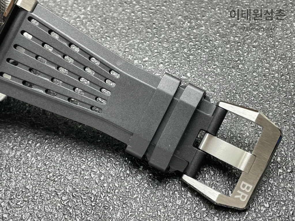 벨앤로스 BR-03 GMT 컴퍼스 스테인리스 GMT 오토매틱 42mm BR0393 블랙 다이얼 블랙 러버 스트랩 네이비 베젤 (2)