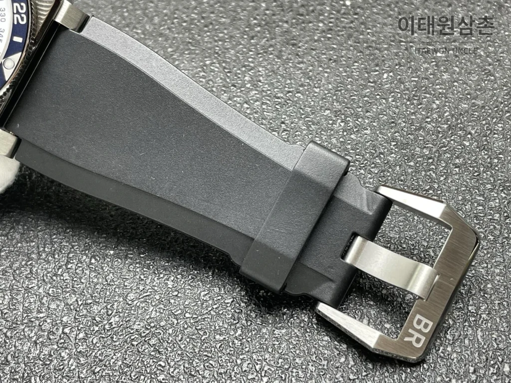 벨앤로스 BR-03 GMT 컴퍼스 스테인리스 GMT 오토매틱 42mm BR0393 블랙 다이얼 블랙 러버 스트랩 네이비 베젤