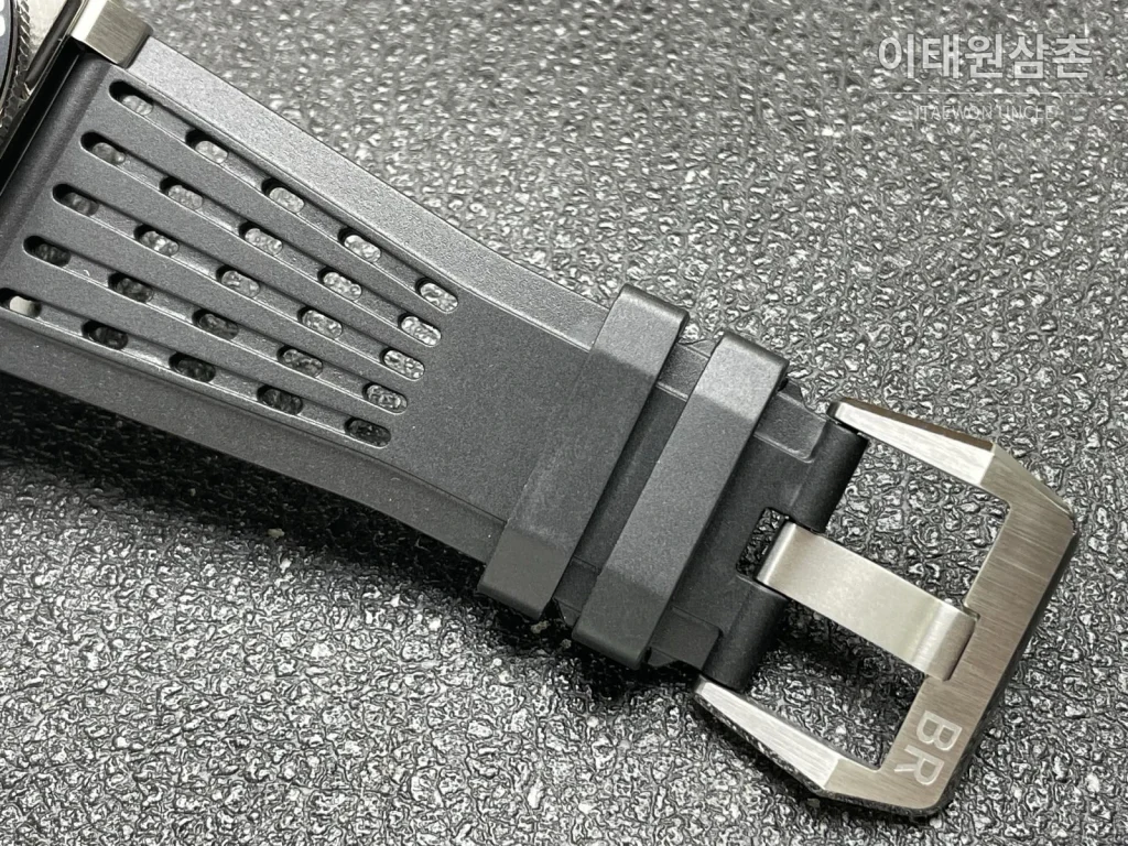 벨앤로스 BR-03 GMT 컴퍼스 스테인리스 GMT 오토매틱 42mm BR0393 블랙 다이얼 블랙 러버 스트랩 레드 베젤