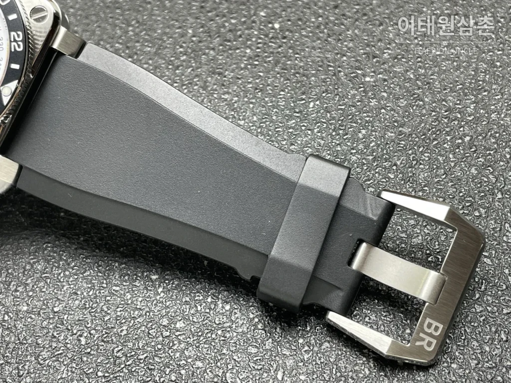 벨앤로스 BR-03 GMT 컴퍼스 스테인리스 GMT 오토매틱 42mm BR0393 블랙 다이얼 블랙 러버 스트랩 레드 베젤 (2)