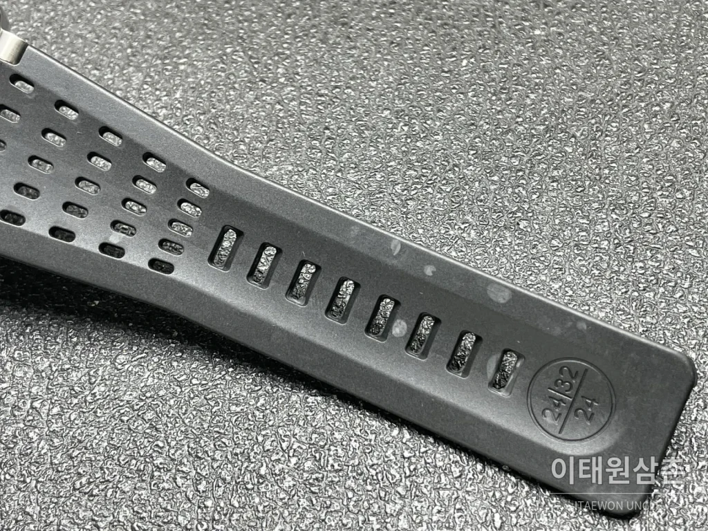 벨앤로스 BR-03 GMT 컴퍼스 스테인리스 GMT 오토매틱 42mm BR0393 블랙 다이얼 블랙 러버 스트랩 네이비 베젤 (2)