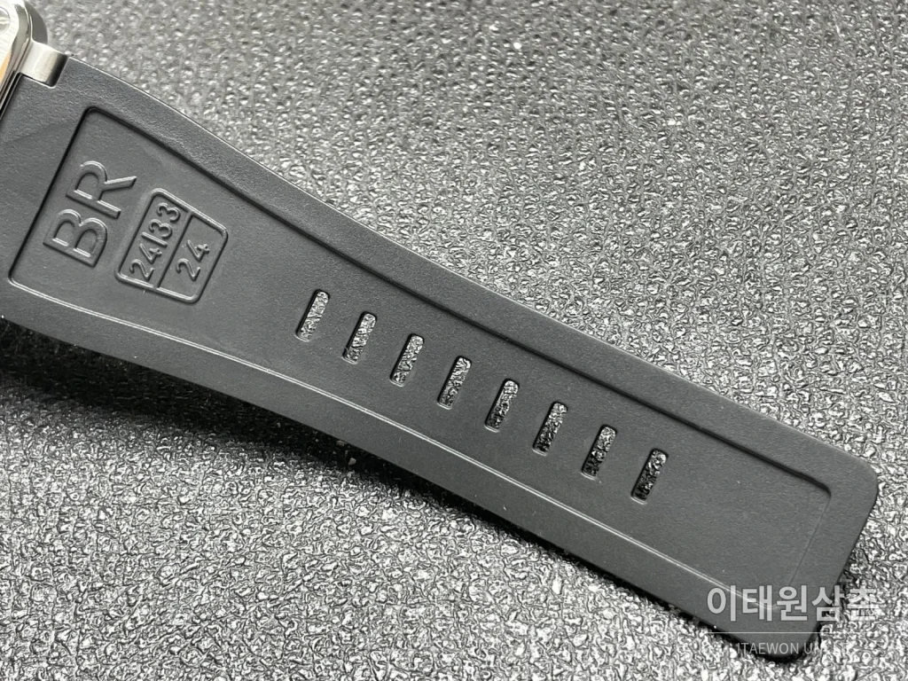 벨앤로스 BR-03 GMT 컴퍼스 스테인리스 GMT 오토매틱 42mm BR0393 블랙 다이얼 블랙 러버 스트랩 네이비 베젤