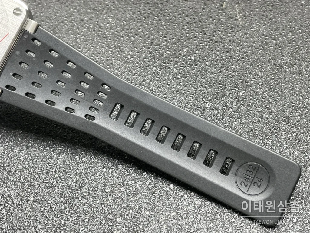 벨앤로스 BR-03 GMT 컴퍼스 스테인리스 GMT 오토매틱 42mm BR0393 블랙 다이얼 블랙 러버 스트랩 레드 베젤