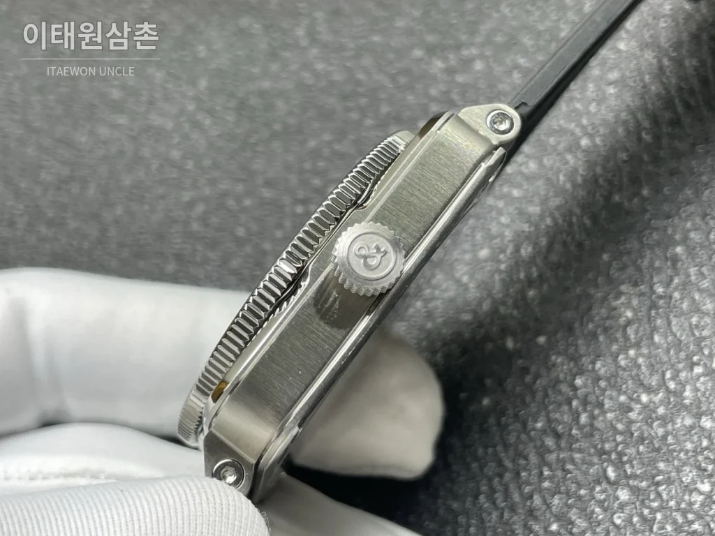 벨앤로스 BR-03 GMT 컴퍼스 스테인리스 GMT 오토매틱 42mm BR0393 블랙 다이얼 블랙 러버 스트랩 네이비 베젤 (2)