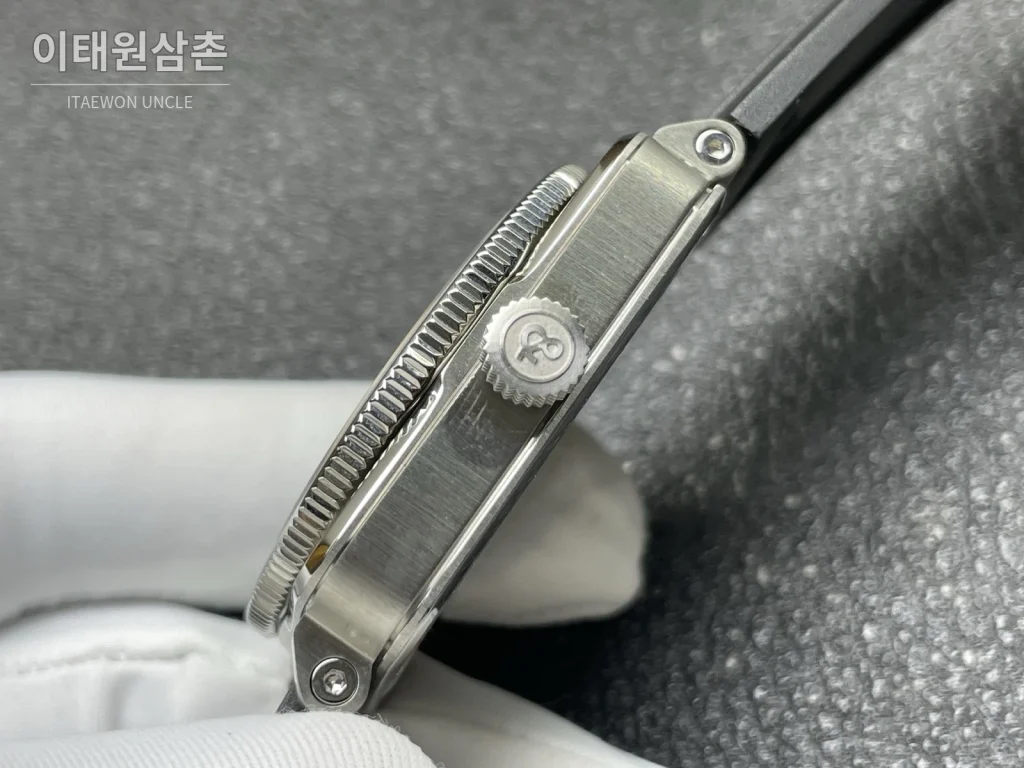 벨앤로스 BR-03 GMT 컴퍼스 스테인리스 GMT 오토매틱 42mm BR0393 블랙 다이얼 블랙 러버 스트랩 네이비 베젤