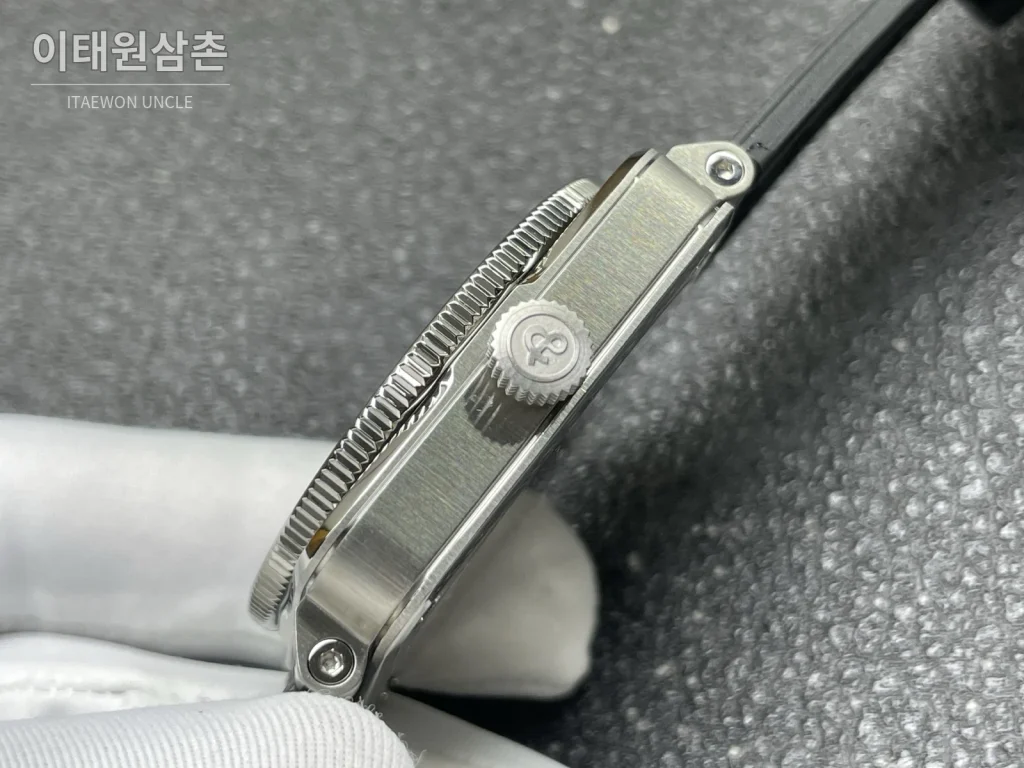 벨앤로스 BR-03 GMT 컴퍼스 스테인리스 GMT 오토매틱 42mm BR0393 블랙 다이얼 블랙 러버 스트랩 레드 베젤