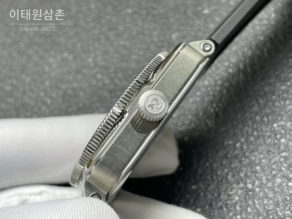 벨앤로스 BR-03 GMT 컴퍼스 스테인리스 GMT 오토매틱 42mm BR0393 블랙 다이얼 블랙 러버 스트랩 레드 베젤 (2)