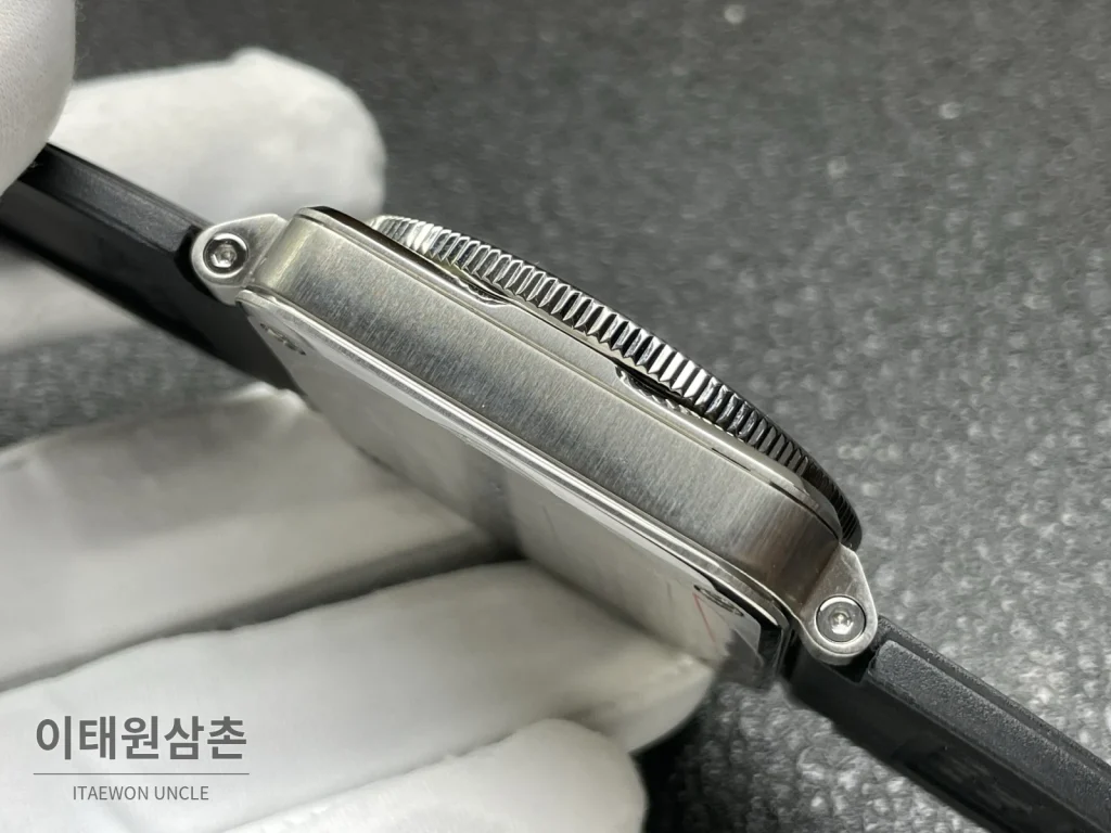 벨앤로스 BR-03 GMT 컴퍼스 스테인리스 GMT 오토매틱 42mm BR0393 블랙 다이얼 블랙 러버 스트랩 네이비 베젤