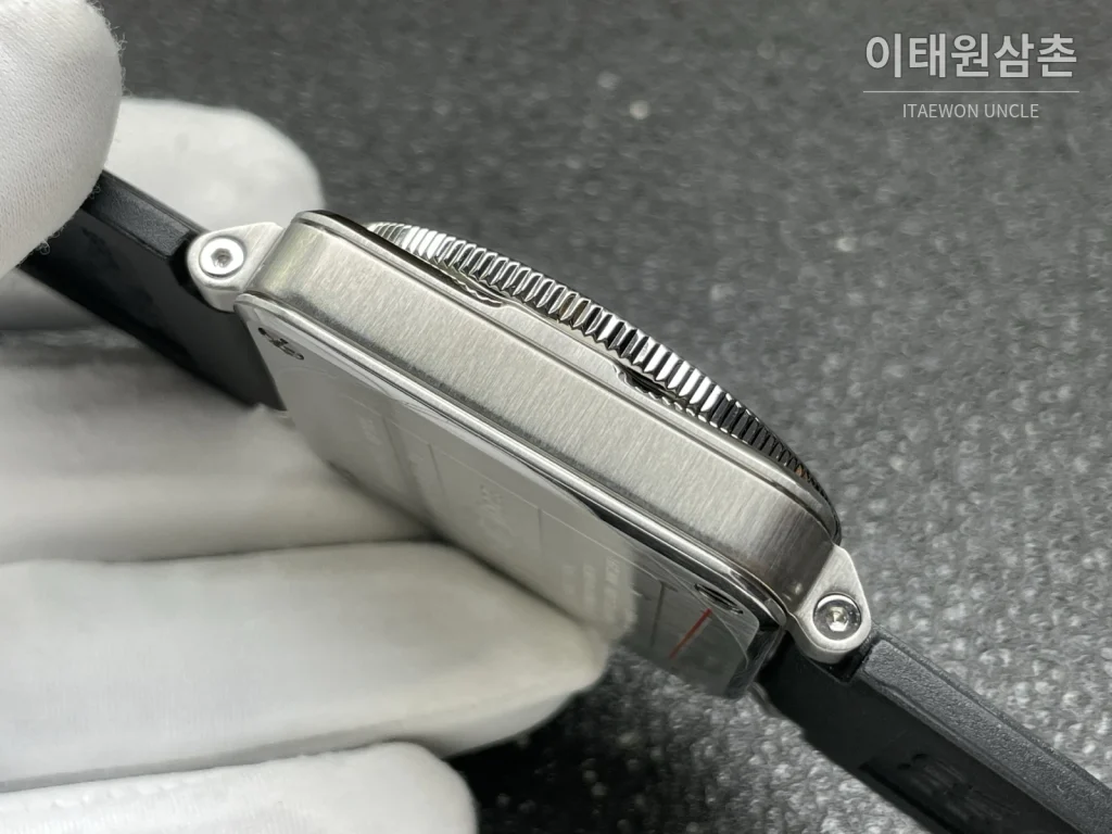 벨앤로스 BR-03 GMT 컴퍼스 스테인리스 GMT 오토매틱 42mm BR0393 블랙 다이얼 블랙 러버 스트랩 레드 베젤 (2)