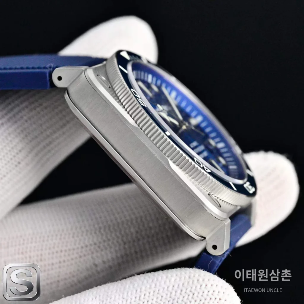 벨앤로스 BR03A 스틸 세라믹베젤 블랙다이얼 오토매틱 42mm 블루 러버 스트랩