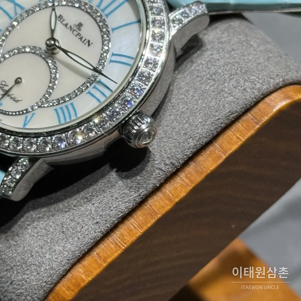 블랑팡 다이아몬드 볼 오토매틱 34.9mm 자개 다이얼 아이스블루 가죽 스트랩 실버 베젤