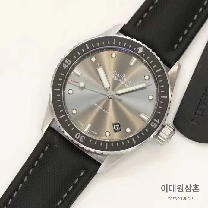 블랑팡 피프티패덤즈 세라믹 블랙다이얼 데이트 다이버 오토매틱 43.6mm 블랙 러버 스트랩 블랙 베젤