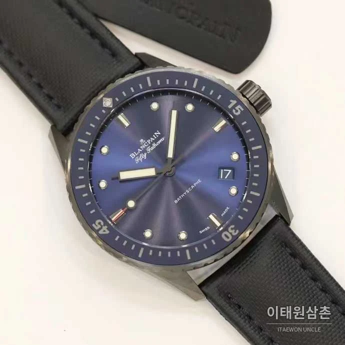 블랑팡 피프티패덤즈 세라믹 블랙다이얼 데이트 다이버 오토매틱 43.6mm 블랙 러버 스트랩 그레이 베젤