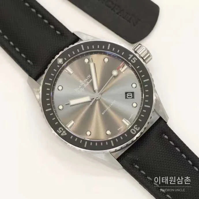 블랑팡 피프티패덤즈 세라믹 블랙다이얼 데이트 다이버 오토매틱 43.6mm 블랙 러버 스트랩 블랙 베젤