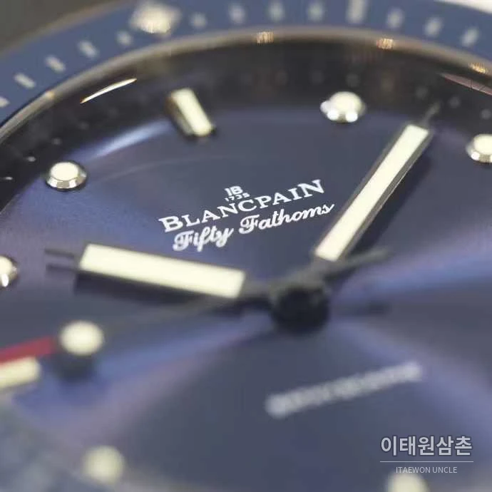 블랑팡 피프티패덤즈 세라믹 블랙다이얼 데이트 다이버 오토매틱 43.6mm 블랙 러버 스트랩 그레이 베젤