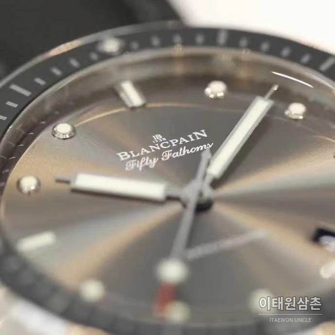 블랑팡 피프티패덤즈 세라믹 블랙다이얼 데이트 다이버 오토매틱 43.6mm 블랙 러버 스트랩 블랙 베젤