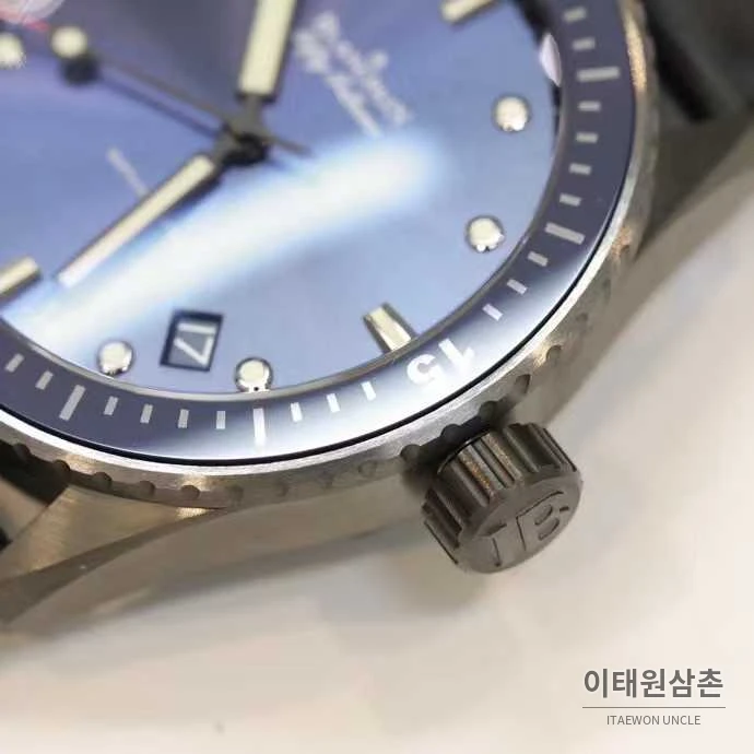 블랑팡 피프티패덤즈 세라믹 블랙다이얼 데이트 다이버 오토매틱 43.6mm 블랙 러버 스트랩 그레이 베젤