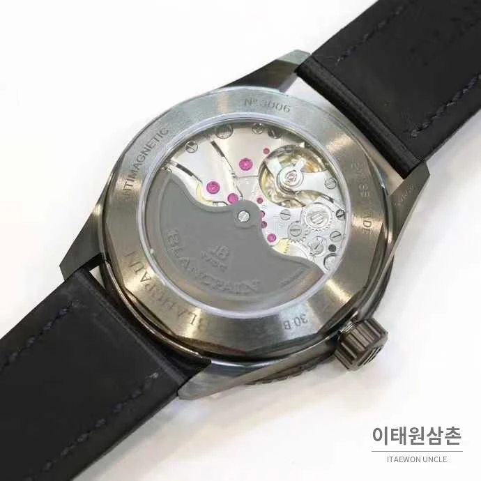 블랑팡 피프티패덤즈 세라믹 블랙다이얼 데이트 다이버 오토매틱 43.6mm 블랙 러버 스트랩 그레이 베젤