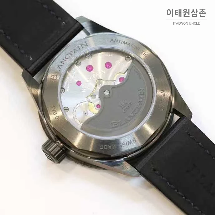 블랑팡 피프티패덤즈 세라믹 블랙다이얼 데이트 다이버 오토매틱 43.6mm 블랙 러버 스트랩 그레이 베젤