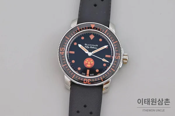 블랑팡 피프티 패덤즈 노 라디에이션 블랙다이얼 다이버 오토매틱 40.3mm 블랙 러버 스트랩 오렌지 베젤
