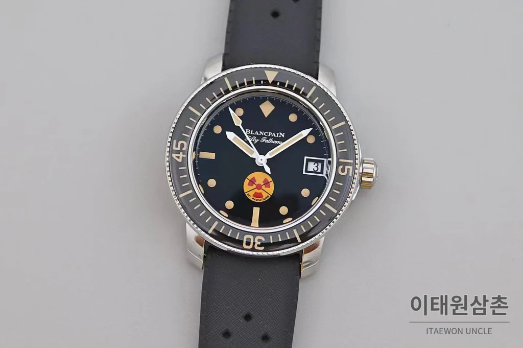 블랑팡 피프티 패덤즈 노 라디에이션 블랙다이얼 다이버 오토매틱 40.3mm 블랙 러버 스트랩 블랙 베젤