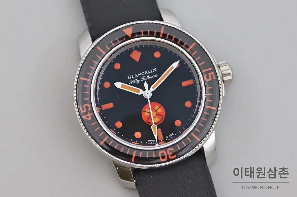 블랑팡 피프티 패덤즈 노 라디에이션 블랙다이얼 다이버 오토매틱 40.3mm 블랙 러버 스트랩 오렌지 베젤