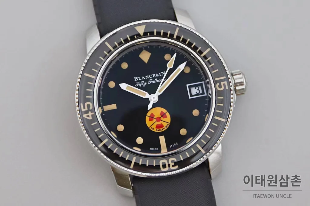 블랑팡 피프티 패덤즈 노 라디에이션 블랙다이얼 다이버 오토매틱 40.3mm 블랙 러버 스트랩 블랙 베젤