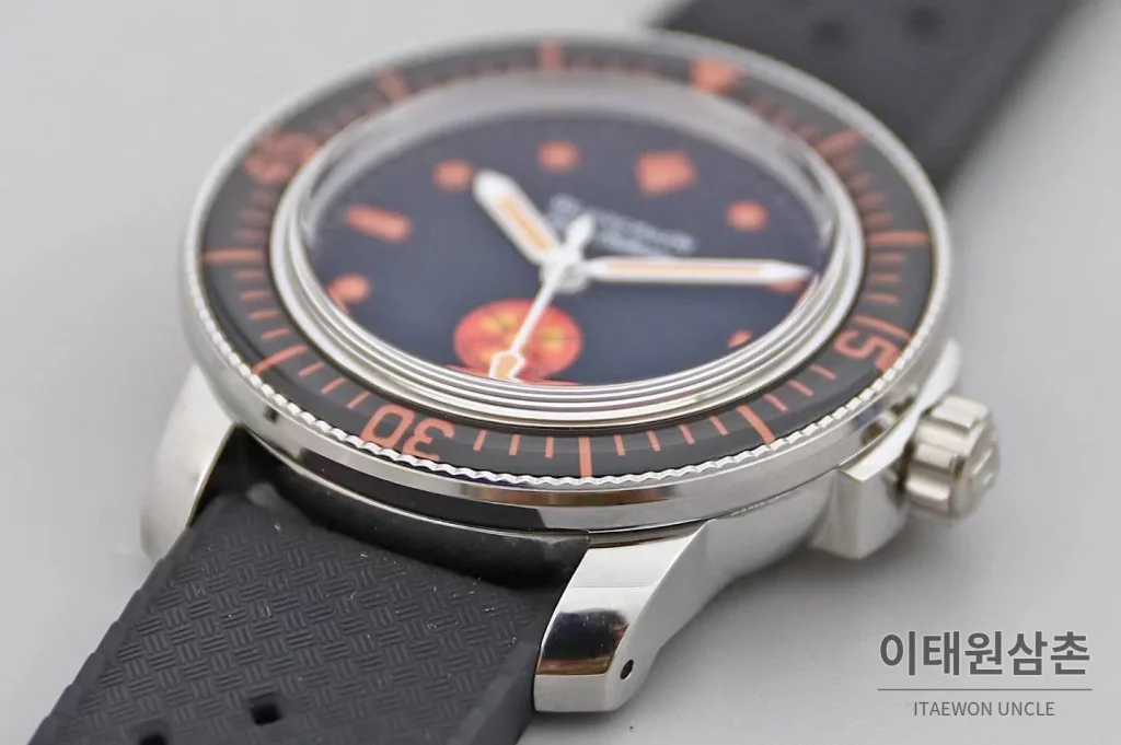블랑팡 피프티 패덤즈 노 라디에이션 블랙다이얼 다이버 오토매틱 40.3mm 블랙 러버 스트랩 오렌지 베젤