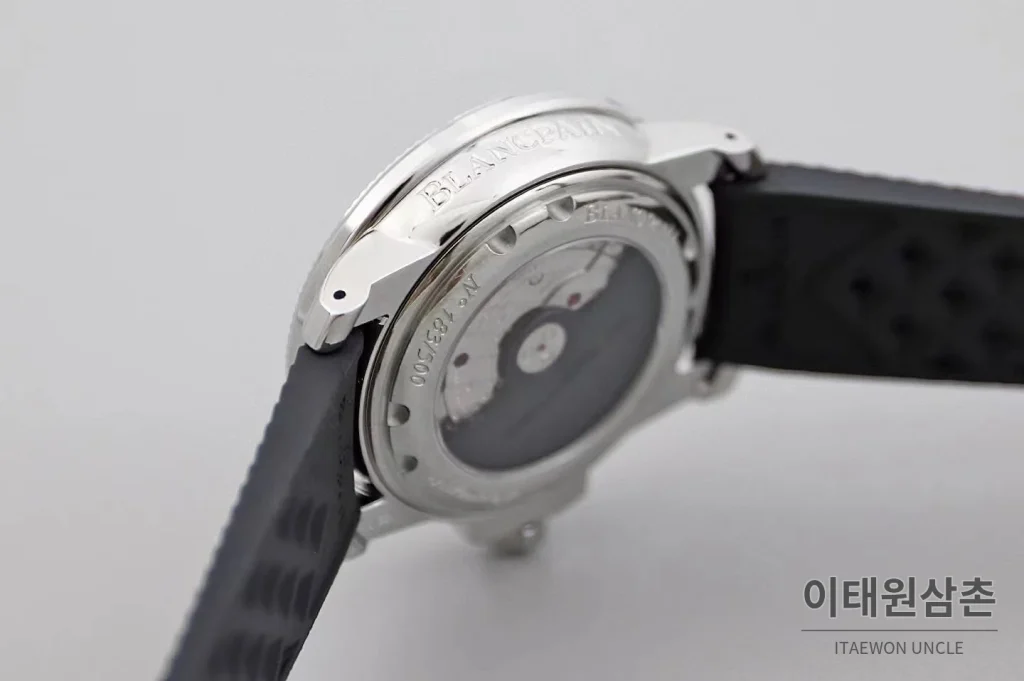 블랑팡 피프티 패덤즈 노 라디에이션 블랙다이얼 다이버 오토매틱 40.3mm 블랙 러버 스트랩 오렌지 베젤