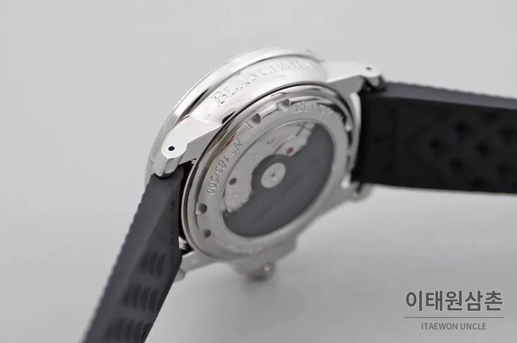 블랑팡 피프티 패덤즈 노 라디에이션 블랙다이얼 다이버 오토매틱 40.3mm 블랙 러버 스트랩 블랙 베젤