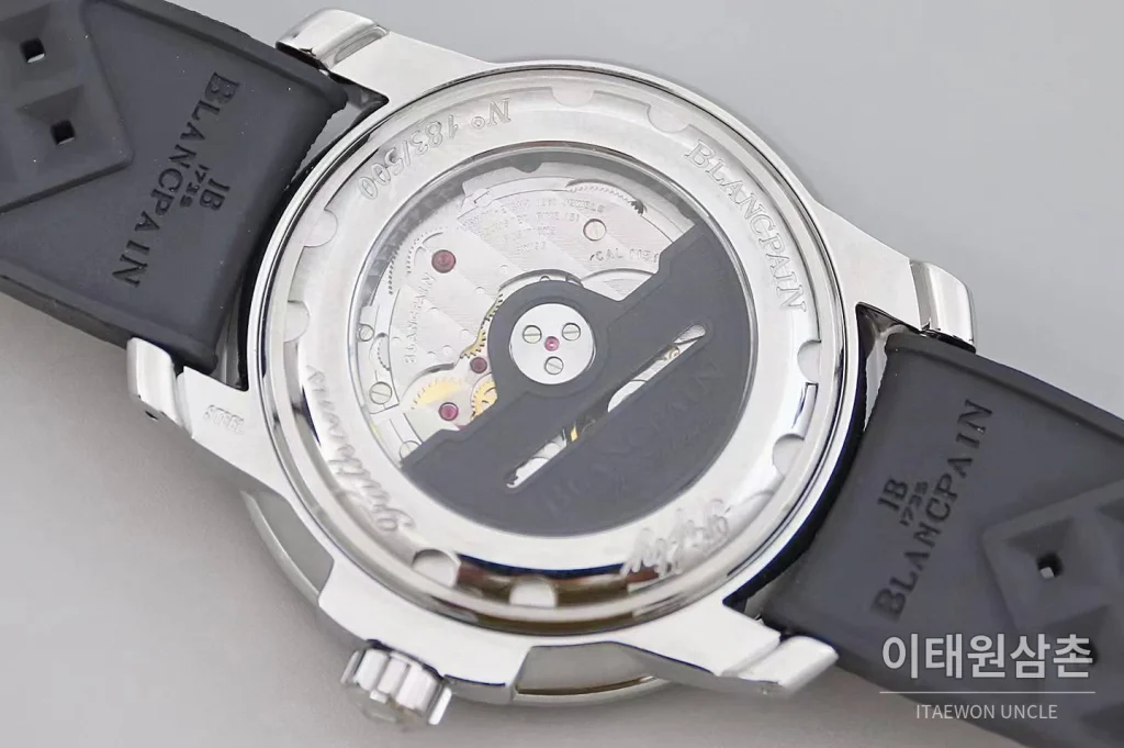 블랑팡 피프티 패덤즈 노 라디에이션 블랙다이얼 다이버 오토매틱 40.3mm 블랙 러버 스트랩 오렌지 베젤