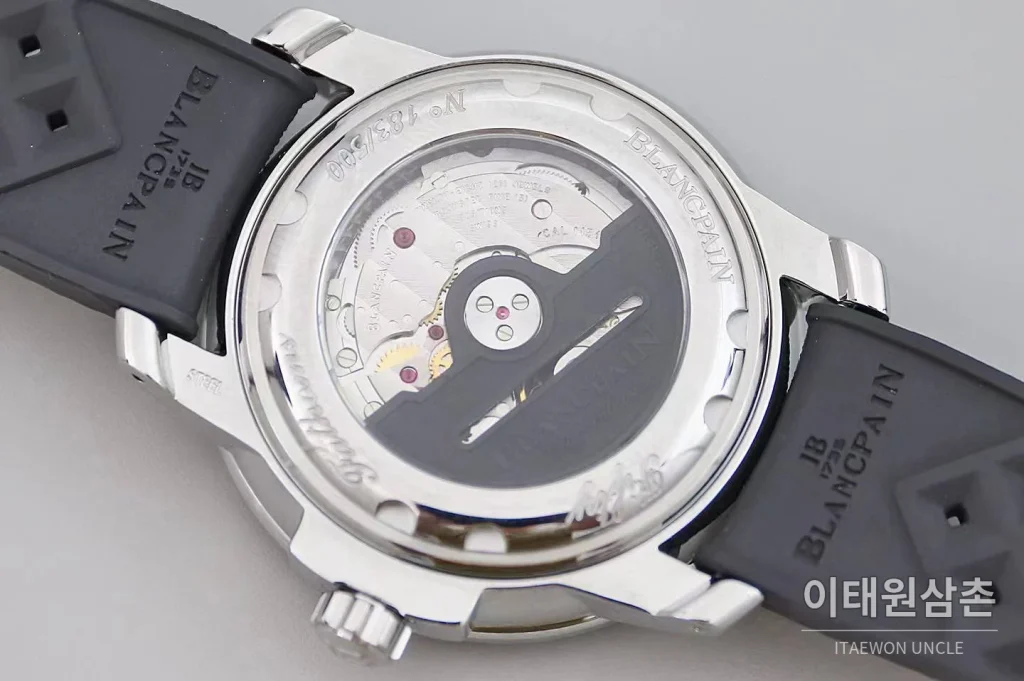 블랑팡 피프티 패덤즈 노 라디에이션 블랙다이얼 다이버 오토매틱 40.3mm 블랙 러버 스트랩 블랙 베젤