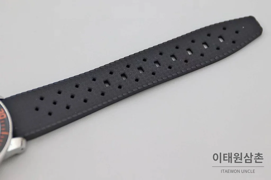 블랑팡 피프티 패덤즈 노 라디에이션 블랙다이얼 다이버 오토매틱 40.3mm 블랙 러버 스트랩 오렌지 베젤