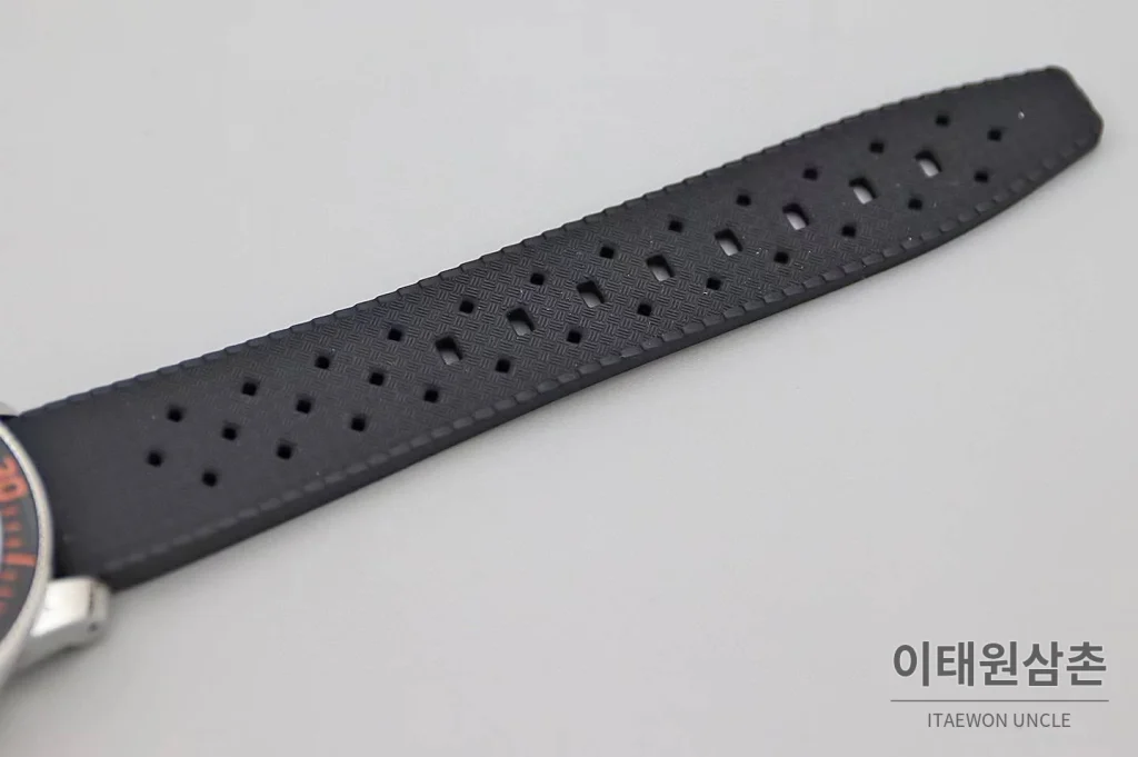 블랑팡 피프티 패덤즈 노 라디에이션 블랙다이얼 다이버 오토매틱 40.3mm 블랙 러버 스트랩 블랙 베젤