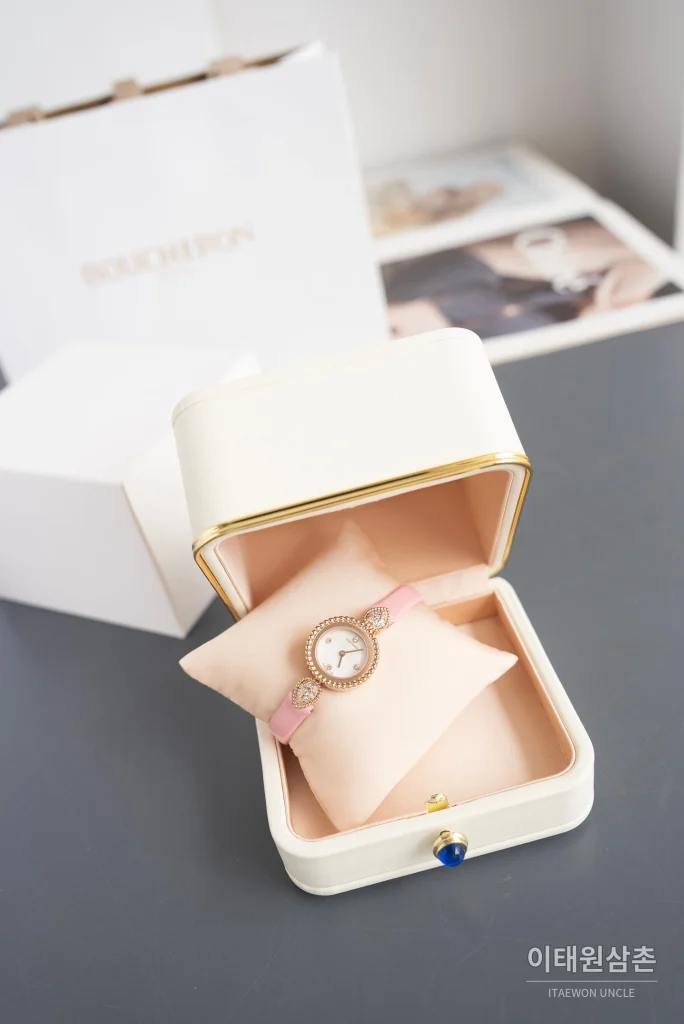 부쉐론 세르펭 보헴 자개다이얼 모이사나이트 쿼츠 워치 23mm 핑크 가죽 스트랩 로즈골드 베젤