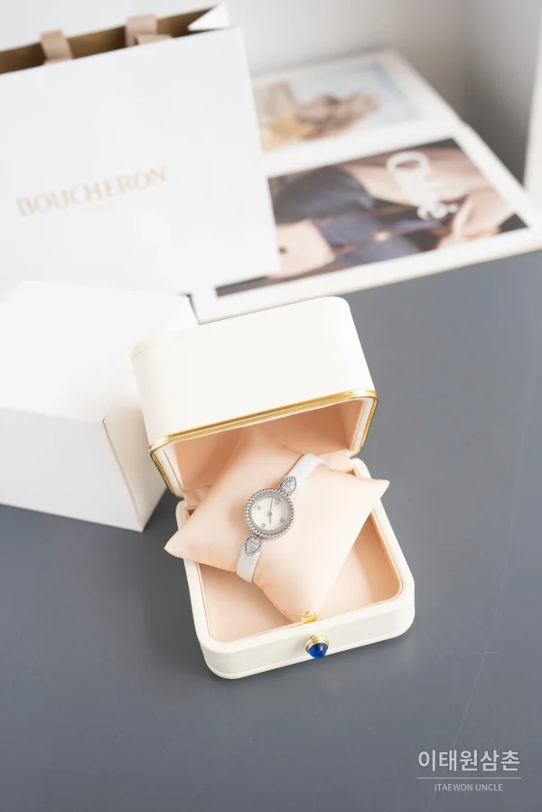 부쉐론 세르펭 보헴 자개다이얼 모이사나이트 쿼츠 워치 23mm 화이트 러버 스트랩 실버 베젤 부쉐론 세르펭 보헴 자개다이얼 모이사나이트 쿼츠 워치 23mm 화이트 러버 스트랩 실버 베젤