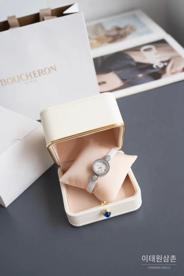부쉐론 세르펭 보헴 자개다이얼 모이사나이트 쿼츠 워치 23mm 화이트 가죽 스트랩 실버 베젤 부쉐론 세르펭 보헴 자개다이얼 모이사나이트 쿼츠 워치 23mm 화이트 가죽 스트랩 실버 베젤