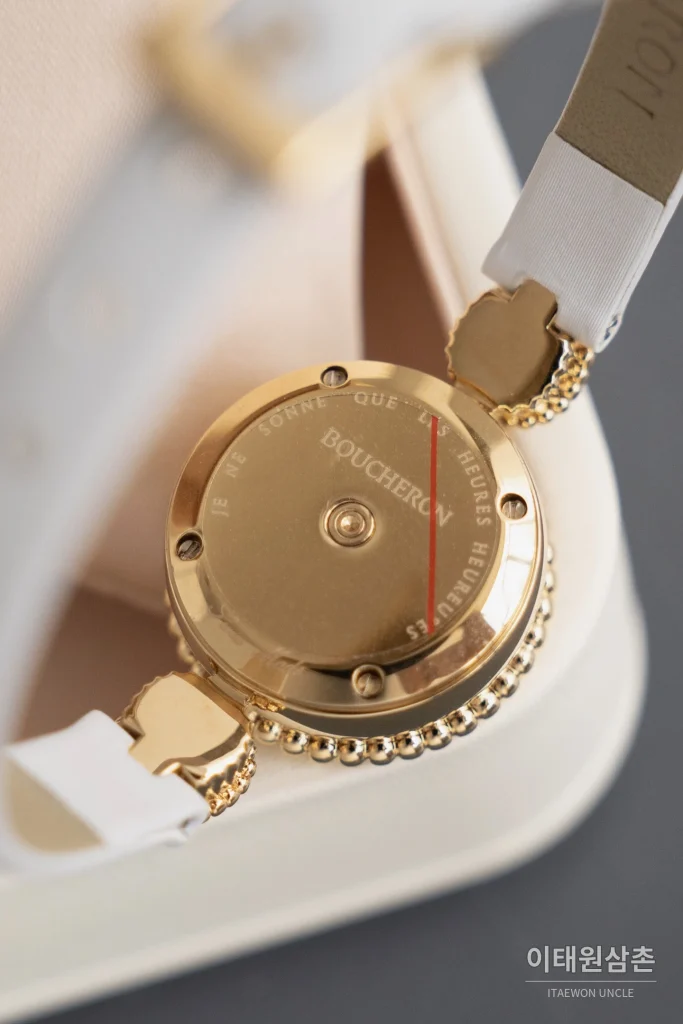 부쉐론 세르펭 보헴 자개다이얼 모이사나이트 쿼츠 워치 23mm 화이트 러버 스트랩 골드 베젤