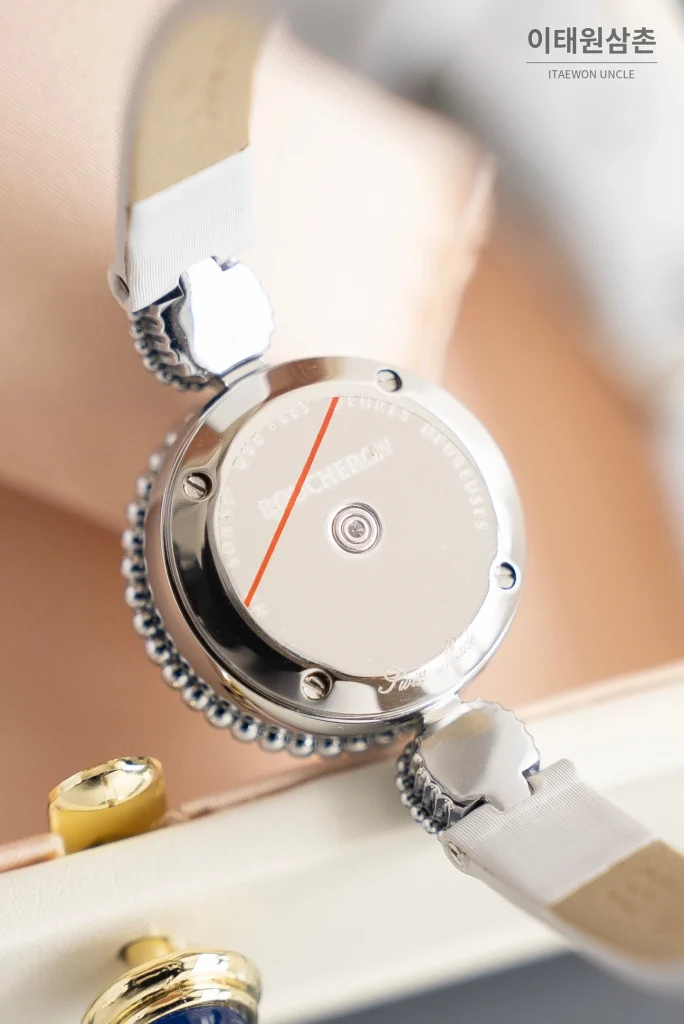 부쉐론 세르펭 보헴 자개다이얼 모이사나이트 쿼츠 워치 23mm 화이트 러버 스트랩 실버 베젤