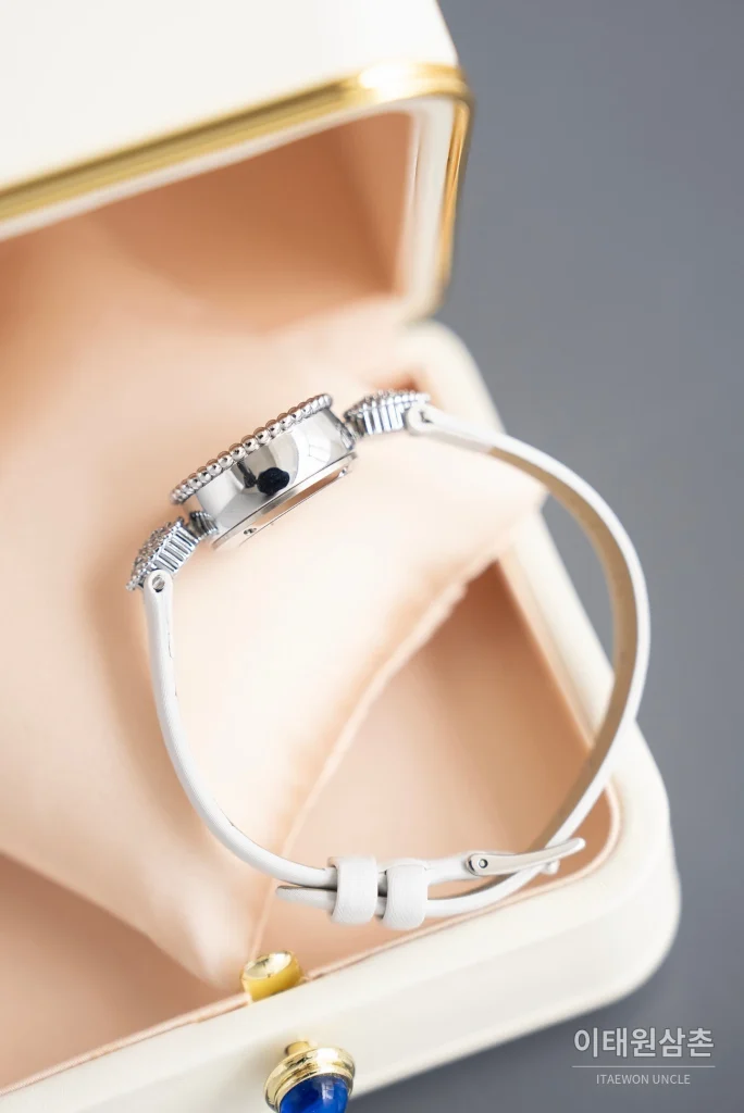 부쉐론 세르펭 보헴 자개다이얼 모이사나이트 쿼츠 워치 23mm 화이트 러버 스트랩 실버 베젤
