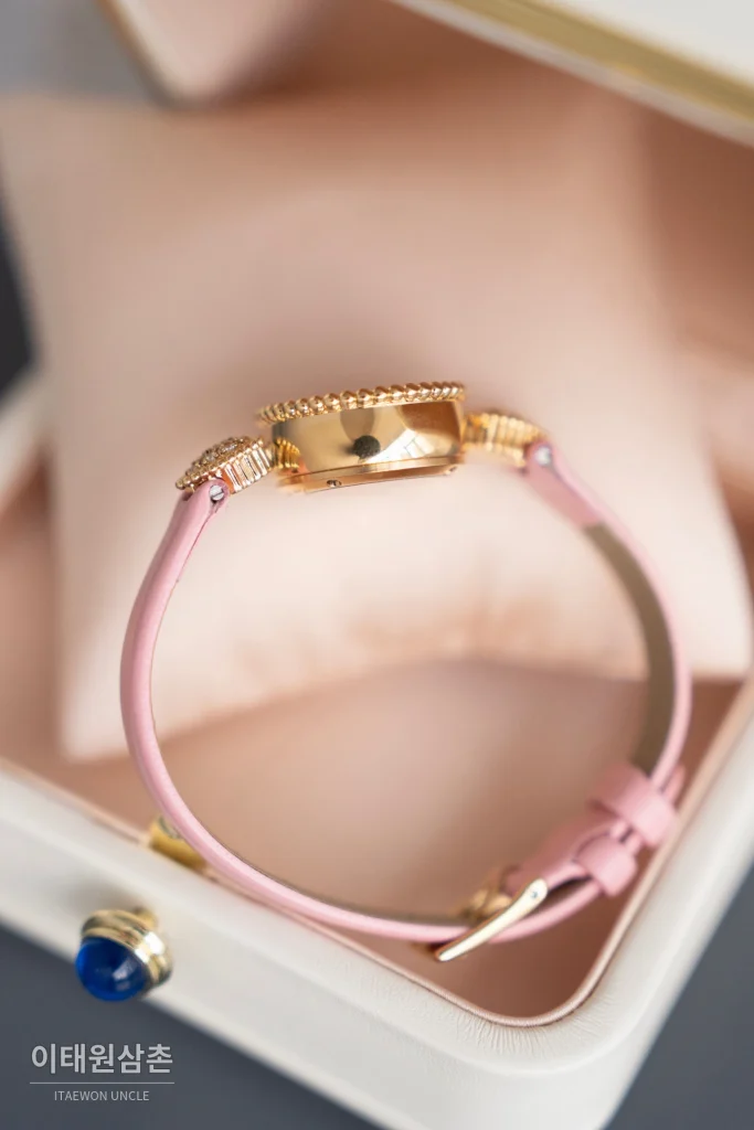 부쉐론 세르펭 보헴 자개다이얼 모이사나이트 쿼츠 워치 23mm 핑크 가죽 스트랩 골드 베젤