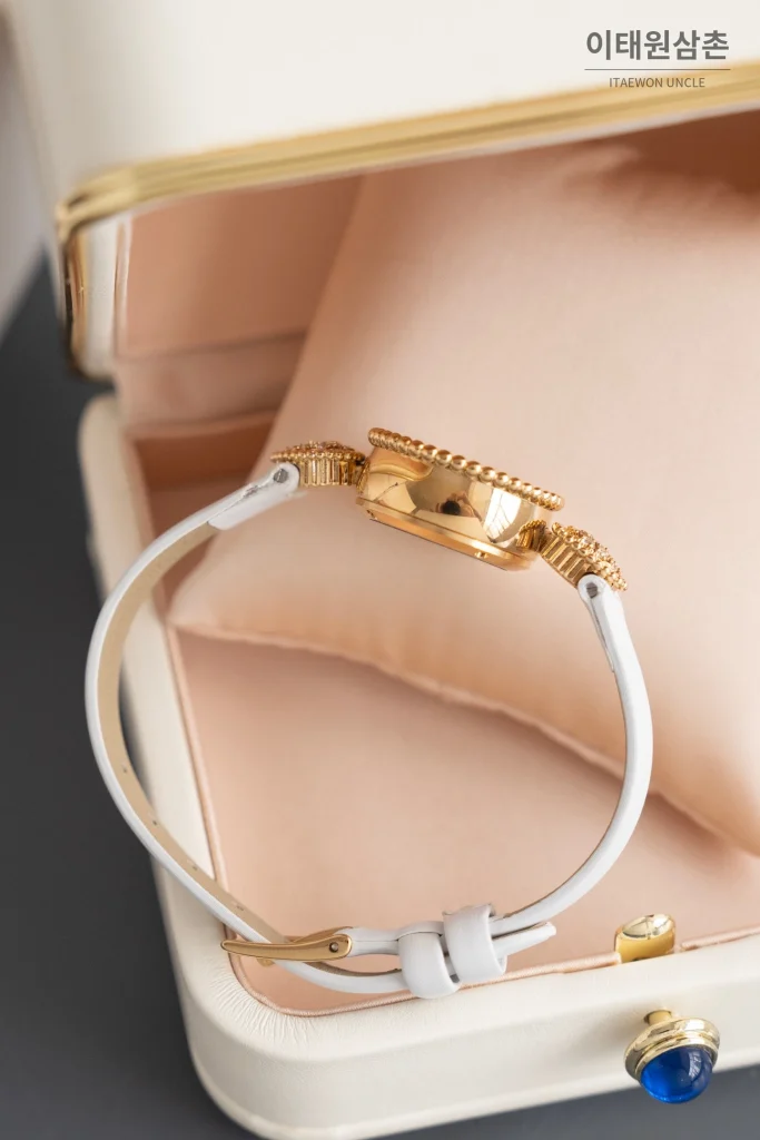 부쉐론 세르펭 보헴 자개다이얼 모이사나이트 쿼츠 워치 23mm 화이트 러버 스트랩 골드 베젤
