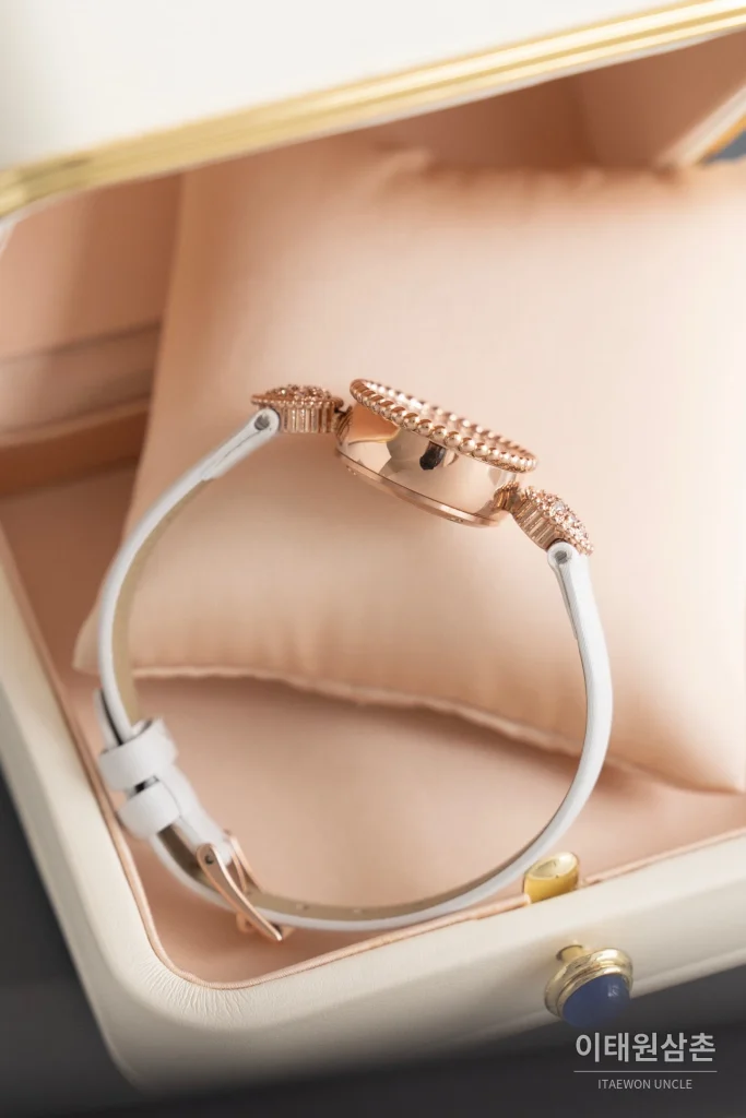 부쉐론 세르펭 보헴 자개다이얼 모이사나이트 쿼츠 워치 23mm 화이트 러버 스트랩 로즈골드 베젤
