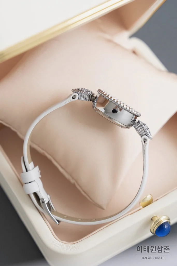 부쉐론 세르펭 보헴 자개다이얼 모이사나이트 쿼츠 워치 23mm 화이트 가죽 스트랩 실버 베젤
