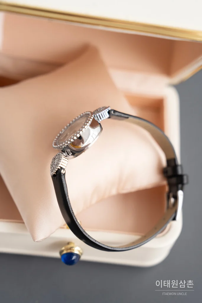 부쉐론 세르펭 보헴 자개다이얼 모이사나이트 쿼츠 워치 23mm 블랙 가죽 스트랩 화이트 베젤